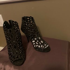 Beautiful black robes tone heels size 8